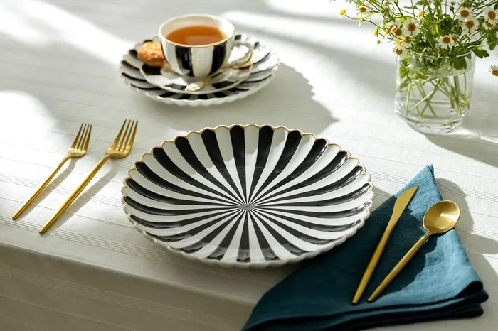 Black and White 10.75″ Scallop Fine Porcelain Dinner Plate