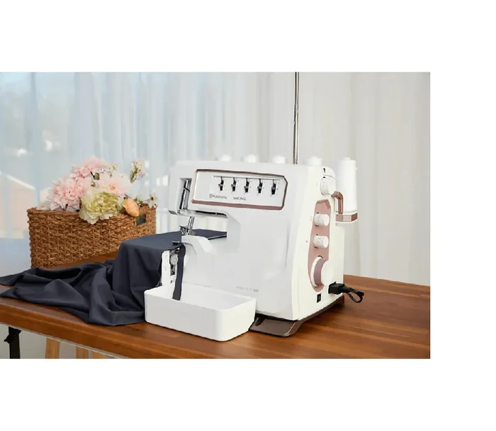 HUSQVARNA® VIKING® AMBER™ Air S500 Coverlock Machine